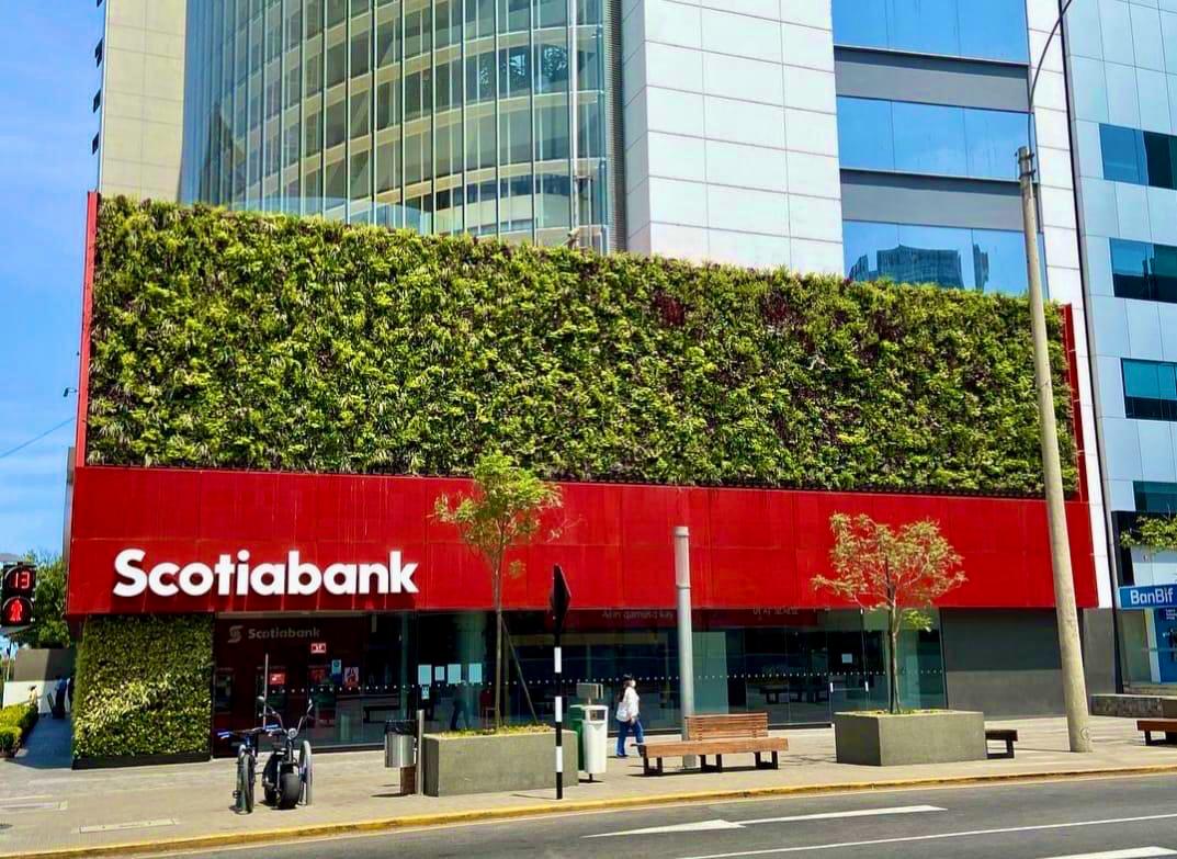 Fachada empresarial com jardim vertical