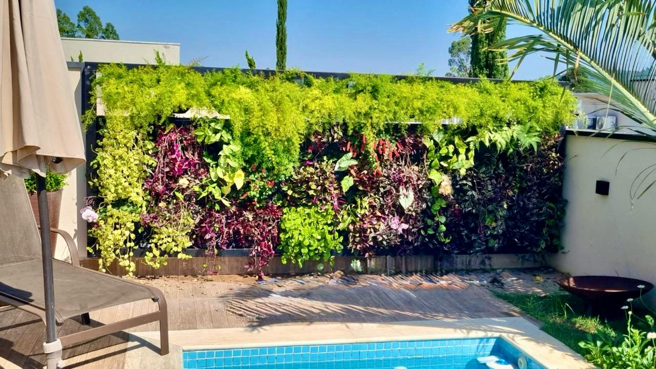 Jardim vertical junto à área de piscina